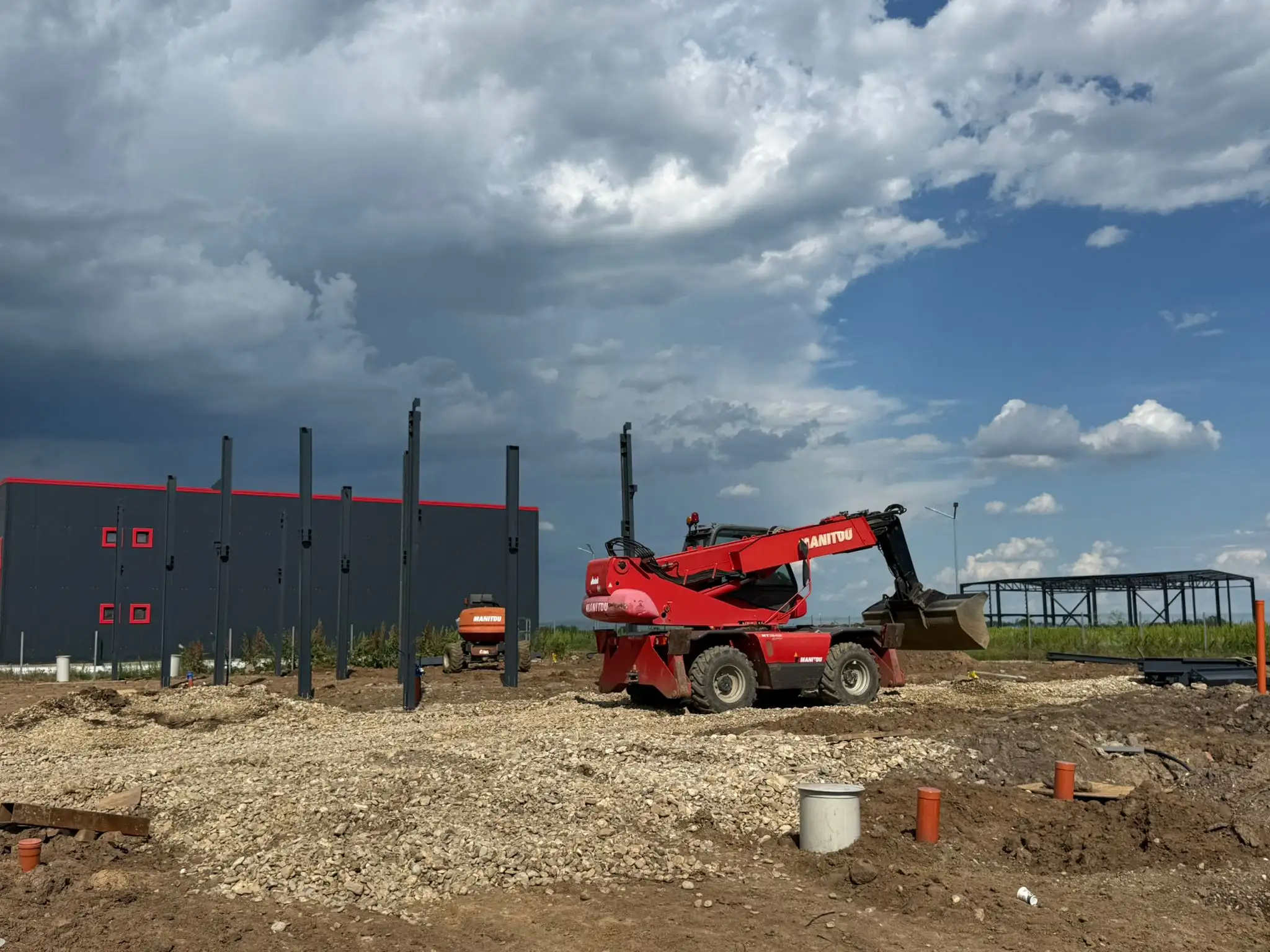 Șantier BSK Metaconstruct: structură metalică de hală industrială în montaj