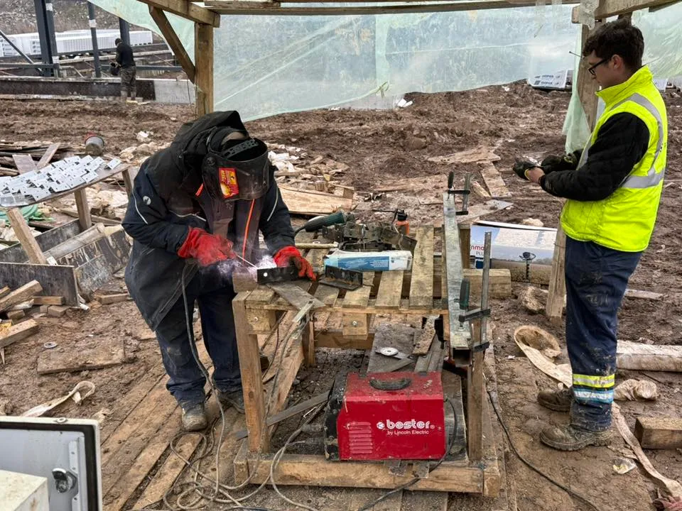 Sudor BSK Metaconstruct sudând o piesă metalică pe șantier